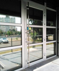 Алюминиевые двери фото